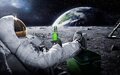 luna-kosmos-kosmonavt-astronavt-zemlya-pivo-carlsberg.jpg